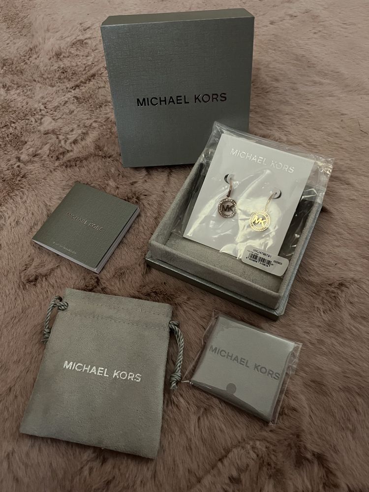 Michael Kors kolczyki wiszące Brilliance różowe złoto logo MK pudełko