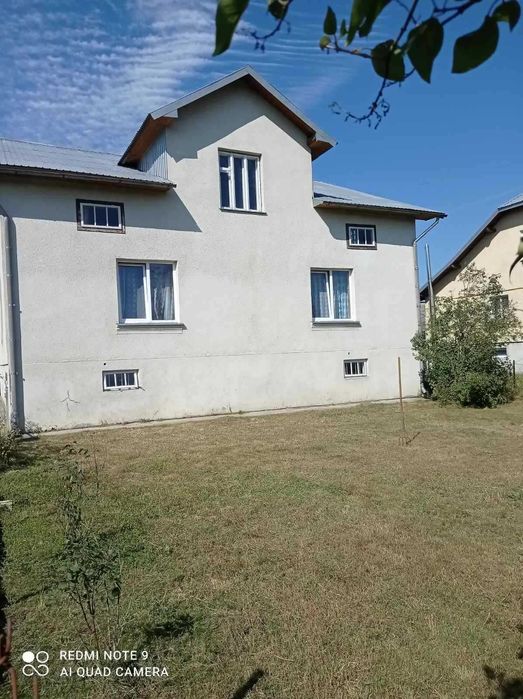 Продається будинок та земельна ділянка. Ідеальне розташування.