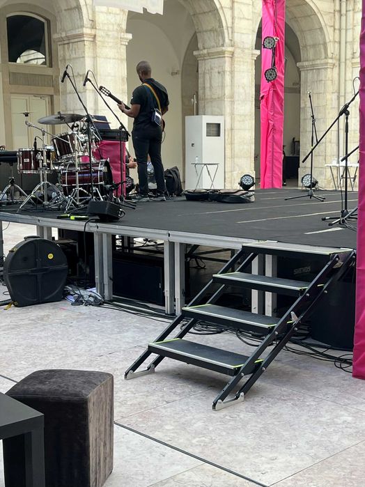 Aluguer palco, estrados praticaveis/Guarda-corpos/Escadas praticaveis/