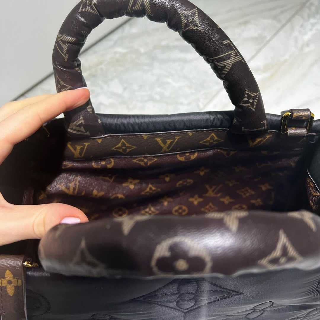 Сумочка Louis Vuitton.