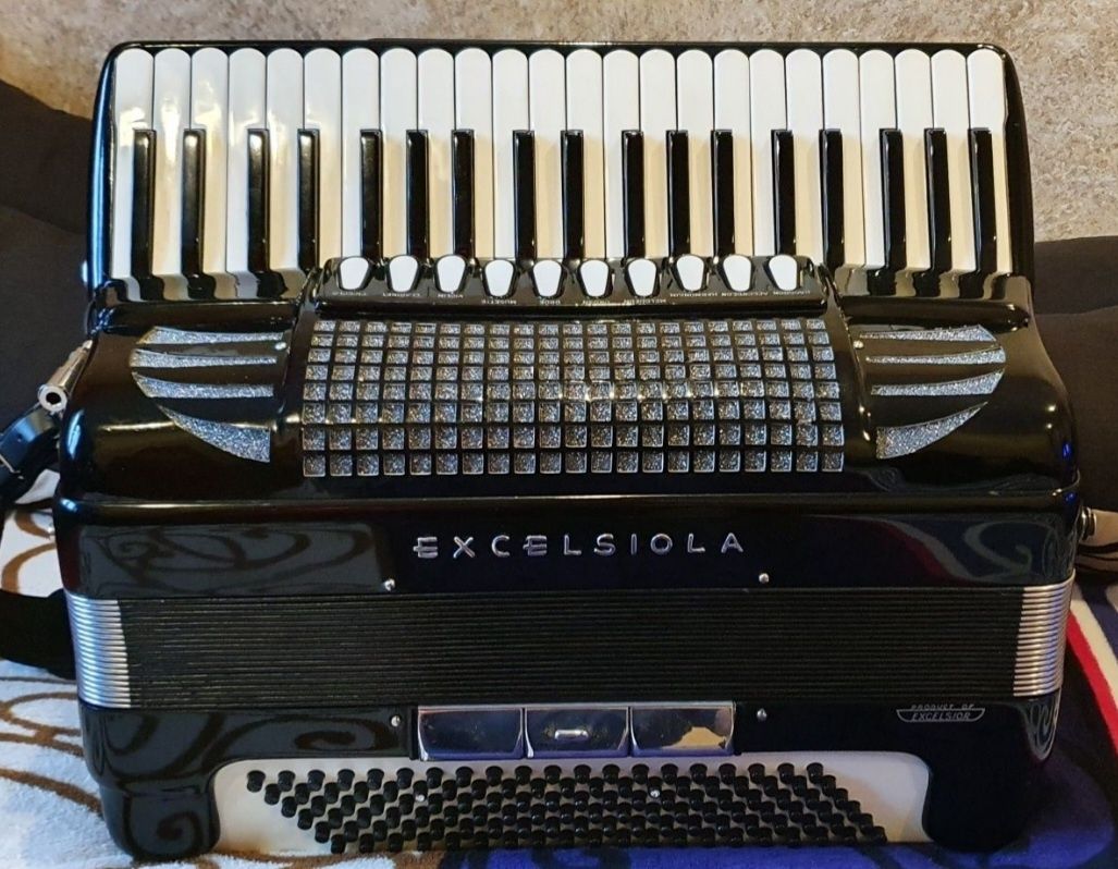 Akordeon Excelsiola 120basowy 4chórowy