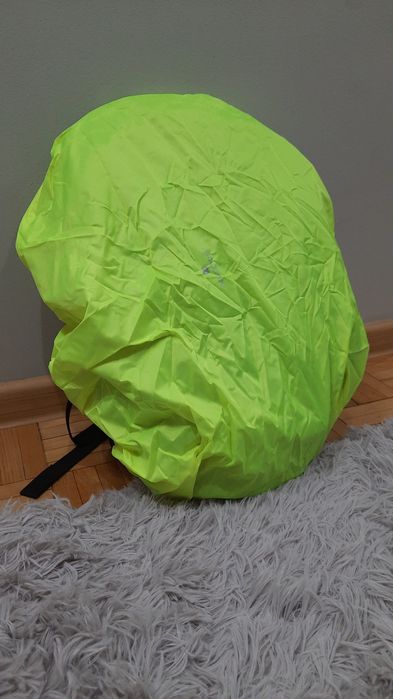 Nowy plecak rowerowy z uchwytem na kask i pokrowcem przeciwdeszczowym