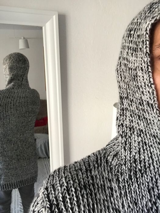 długi kardigan z kapturem