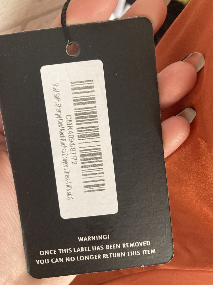 Satynowa sukienka na ramiączkach z wiązaniem mini prettylittlething