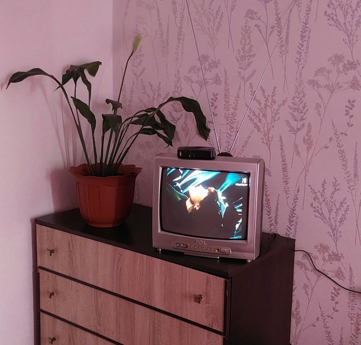 Продам телевізор TCL з приставкою Т2 і антенною