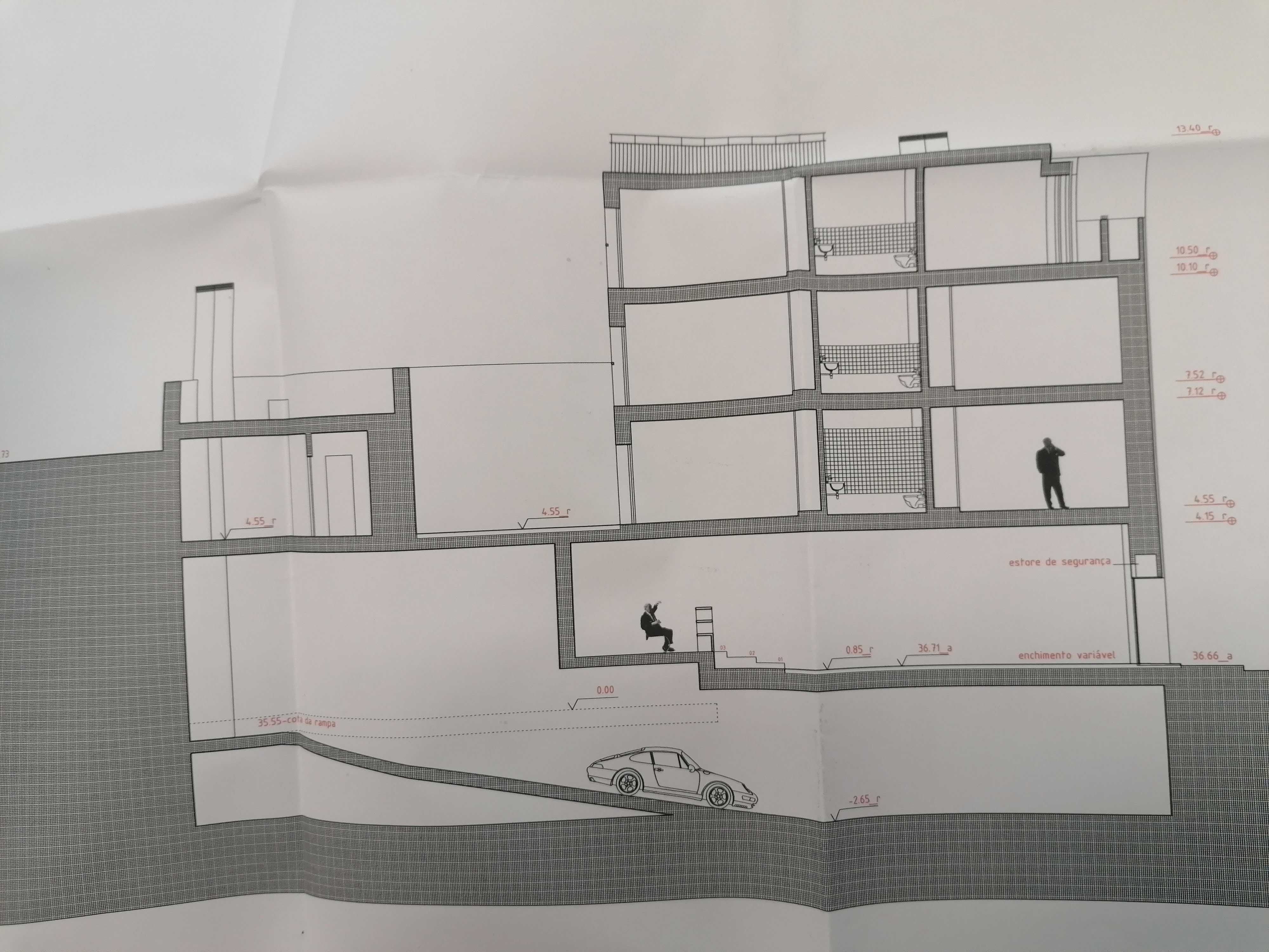 Moradia Isolada + 2 areas comerciais e jardim