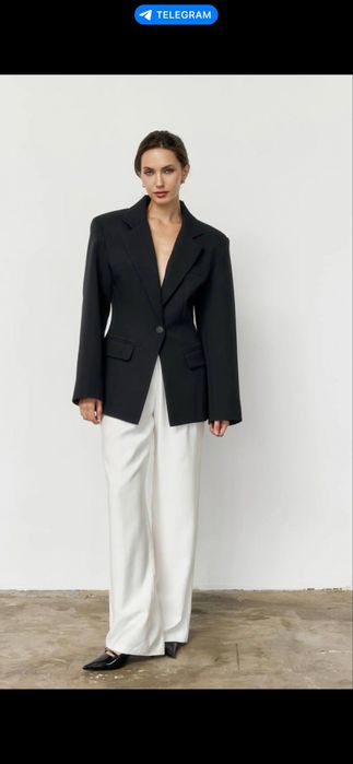 Приталений жіночий піджак — чорний / білий