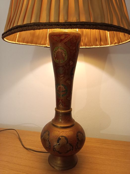 Lampa stojąca stolikowa  z mosiądzu z orientalnym ornamentem.