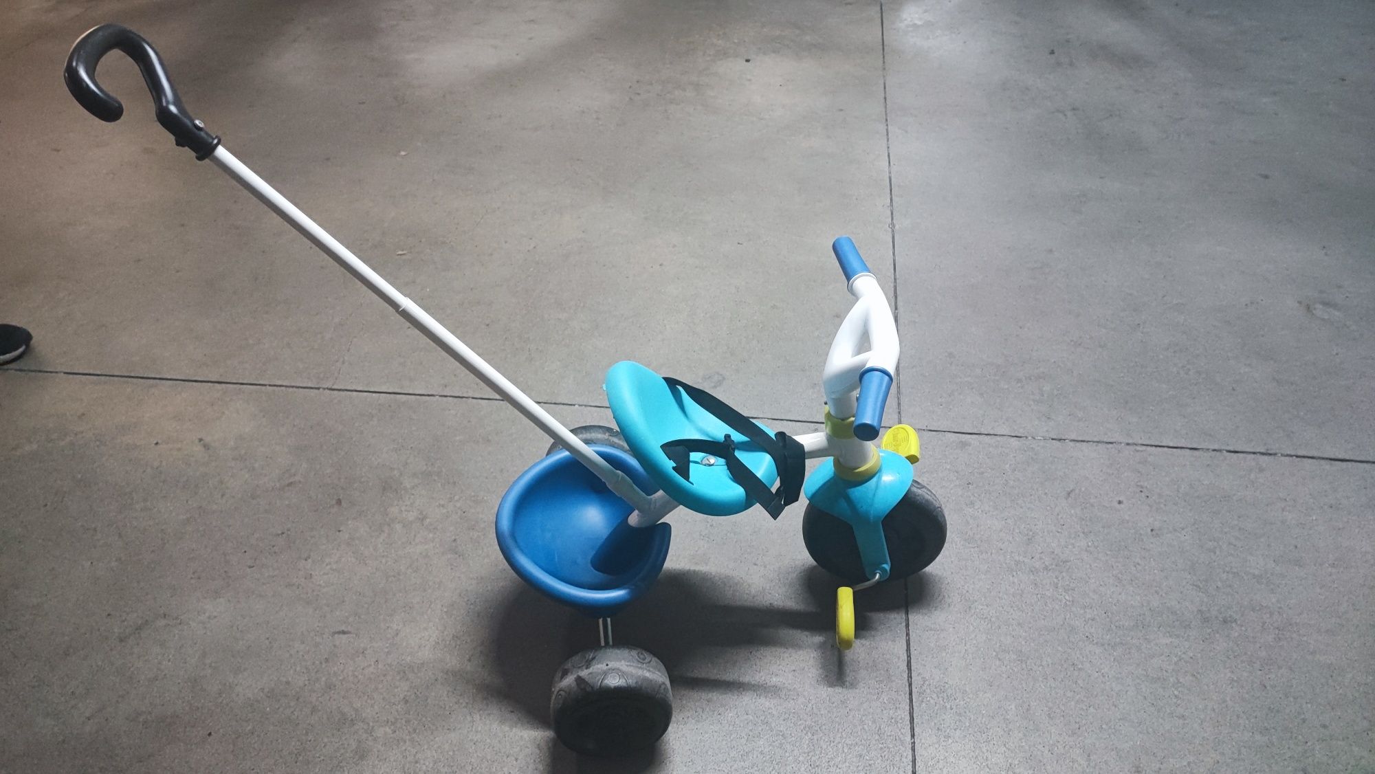 Triciclo Smoby azul com pega