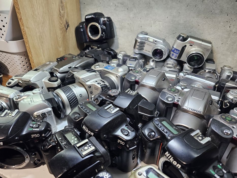 Лот фотоапаратів Canon EOS, Minolta  Maxxum Olympus Nikon Pentax та ін