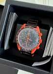 Omega x Swatch SO33O100 Lava - Ekskluzywny Model z Wulkaniczną Energią