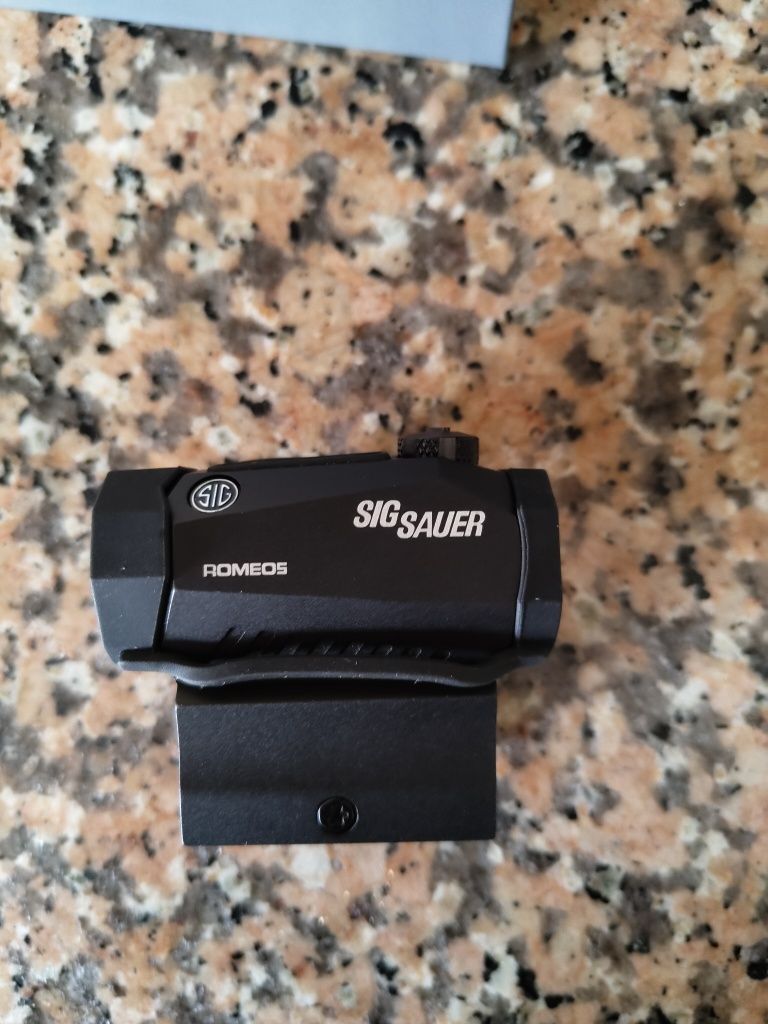 Mira sig sauer.     Romeo 5