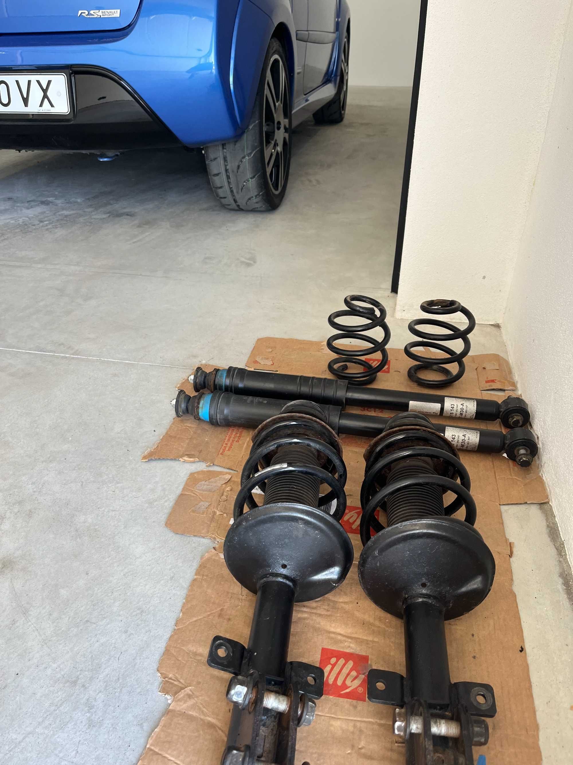 Suspensão completa do Renault Twingo RS 133 de 2010.