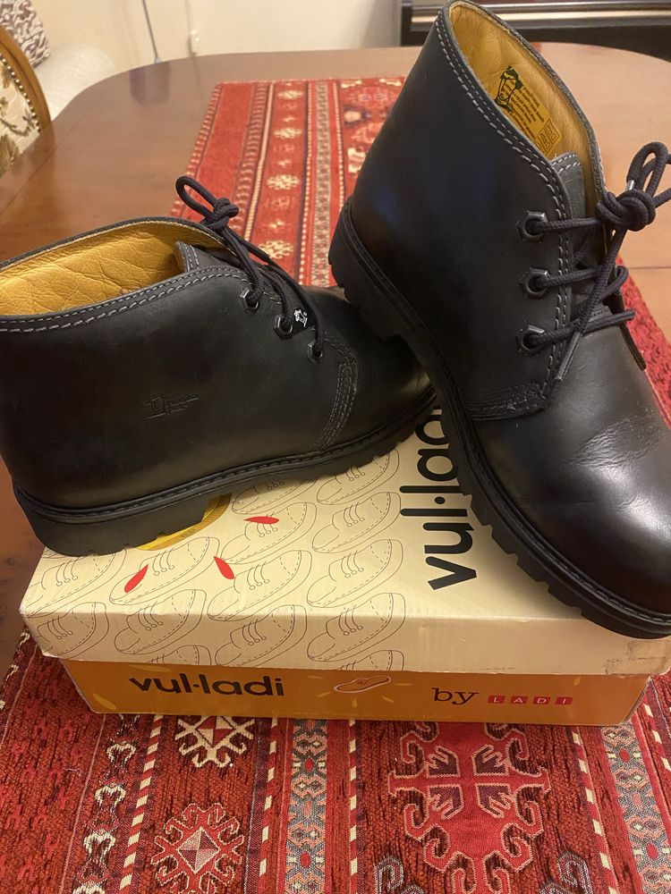 Botas de jovem em couro.