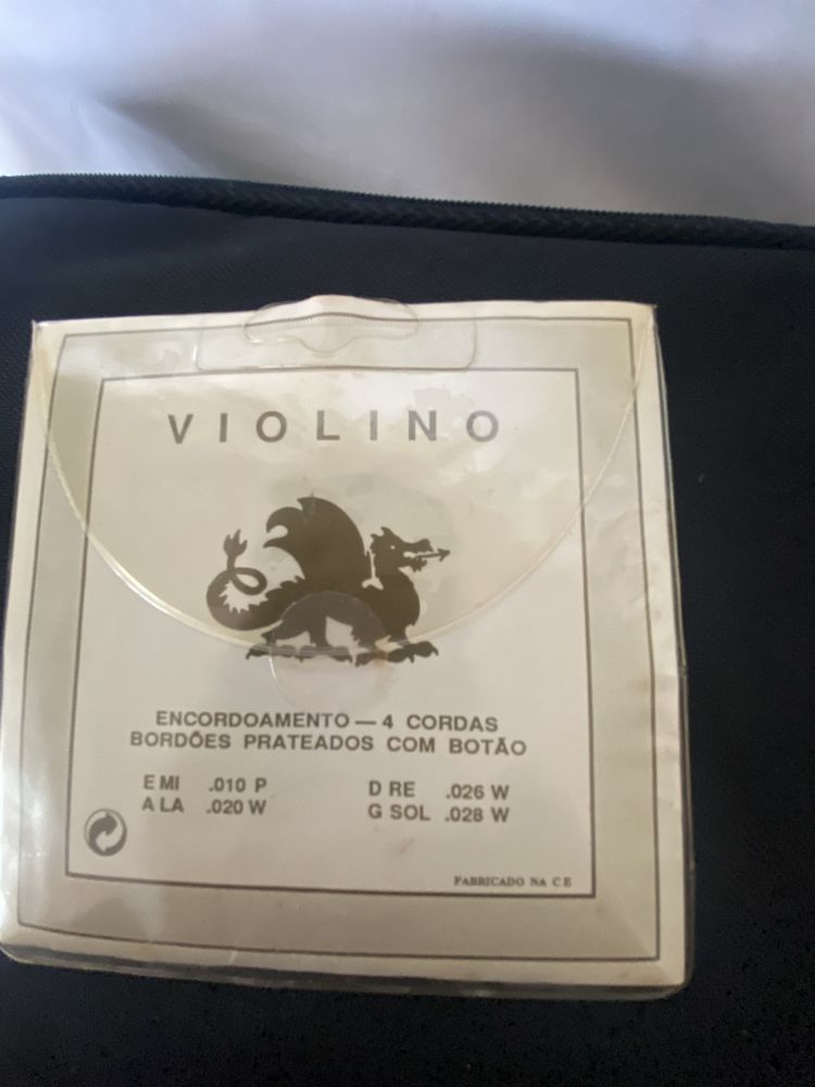 Violino a funcionar no estojo original