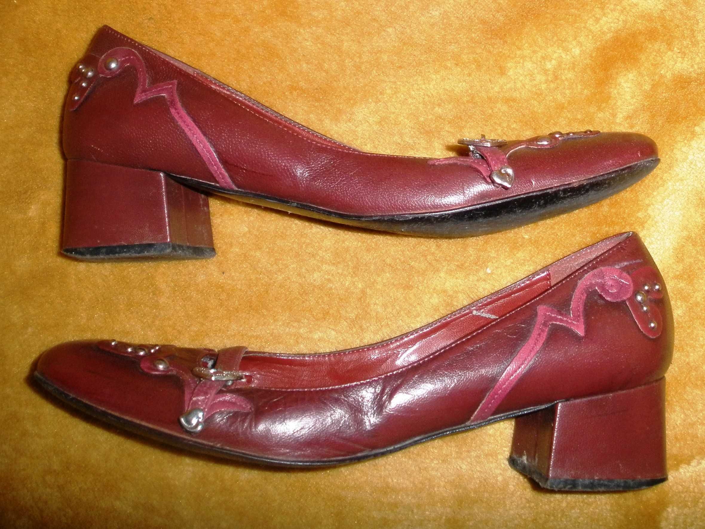 Buty damskie w kolorze wiśniowym na obcasie firmy Bata rozmiar 39