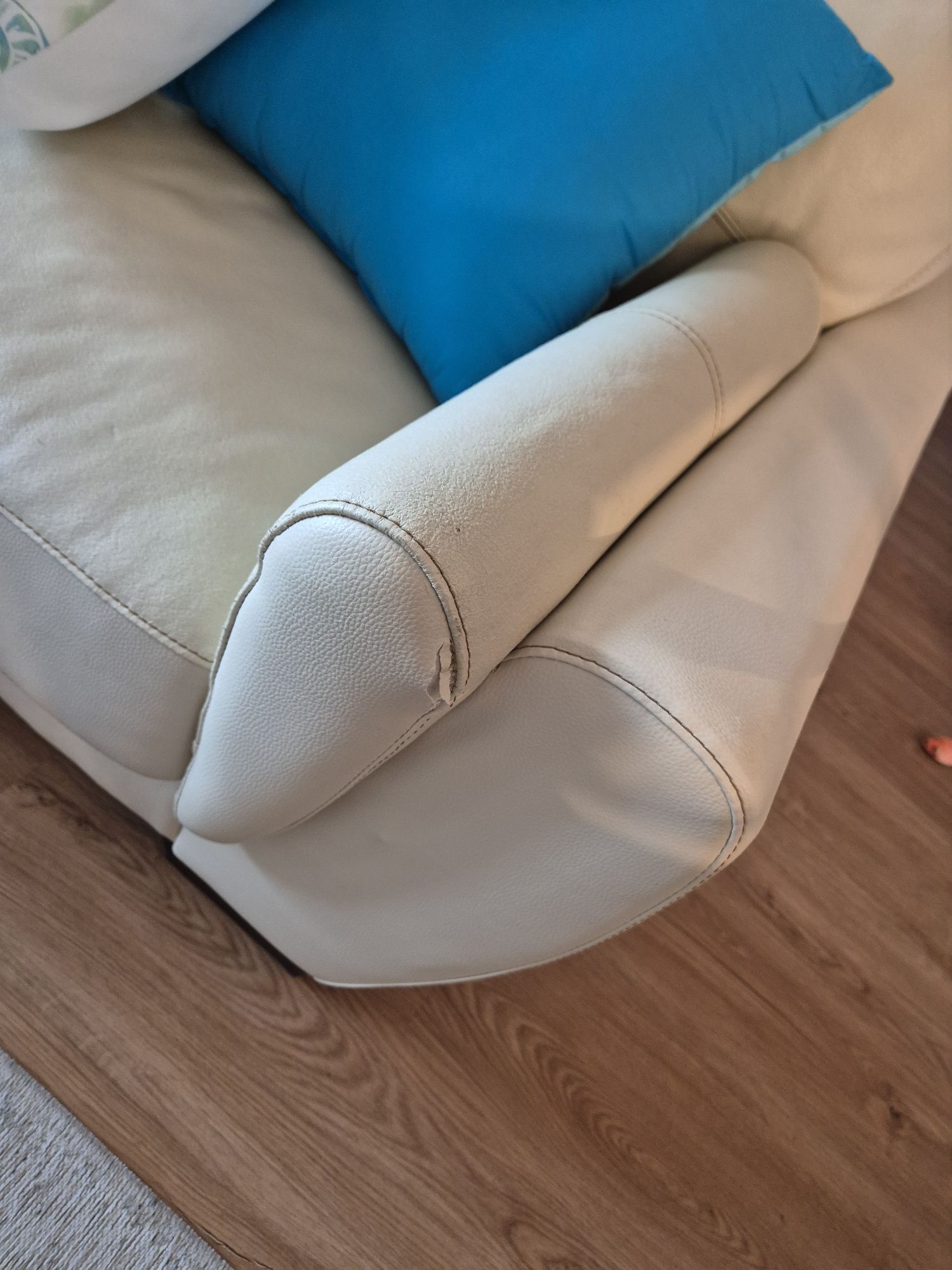 Sofá em pele sintética com chaise longue