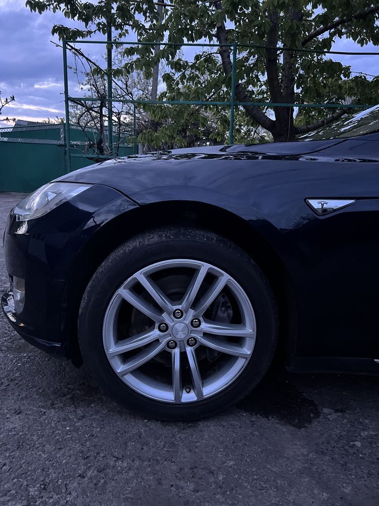 Tesla model S 2013