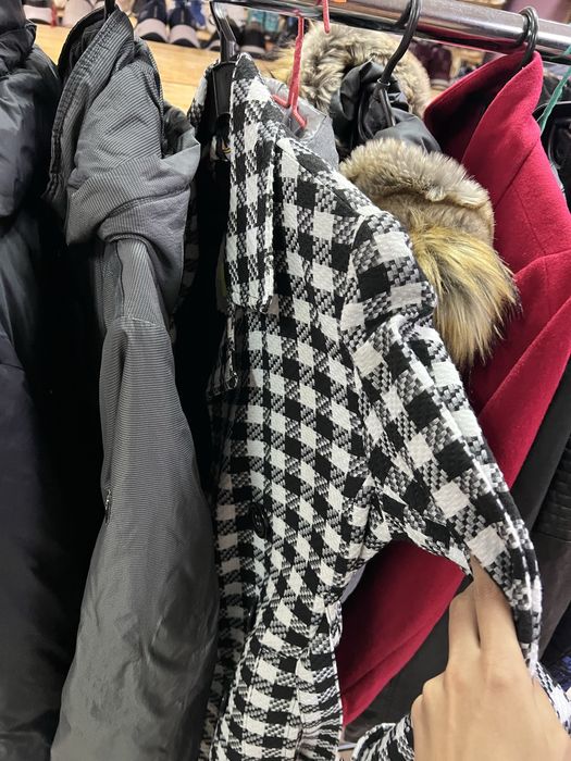 Продам лот жіночого верхнього одягу