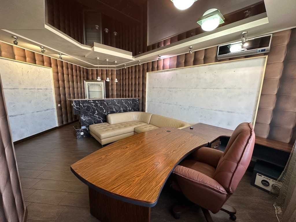 Продаж найбільшої квартири 213 м² у ЖК Корона, вул. Срібнокільська 1