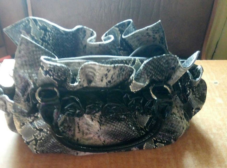 Сумка женская с вставками ,,черные розочки,,