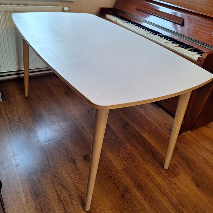 Stół z białym blatem zaokrąglone rogi stołu