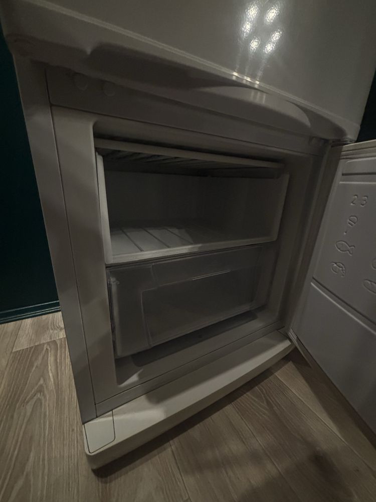 Холодильник Indesit