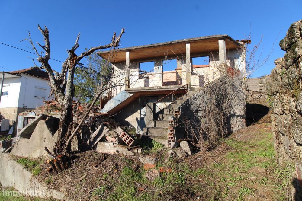 Conjunto de 3 Imóveis Junto ao Parque de Lazer de Outeiro-Vila Barba