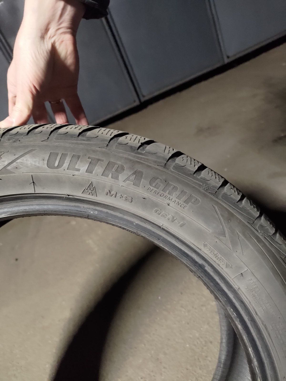 Шини зимові Goodyear Ultragrip 225/50 r18,