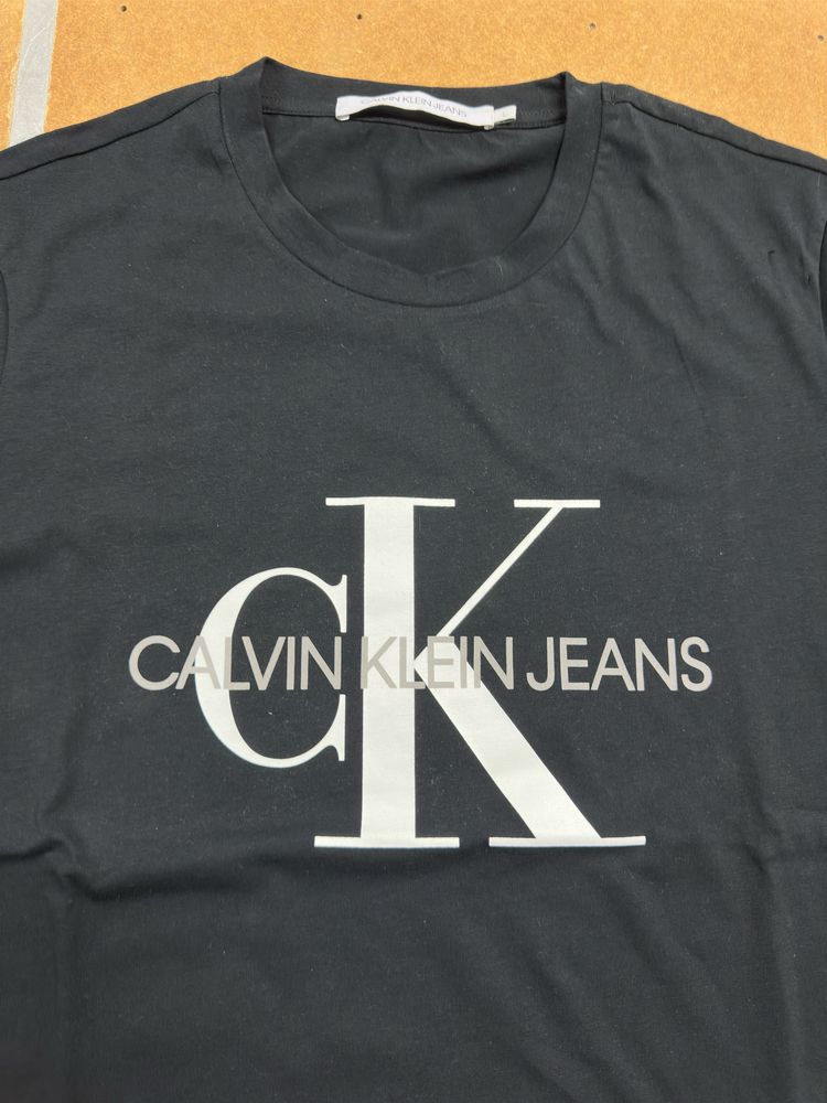T-Shirt Calvin Klein Preta