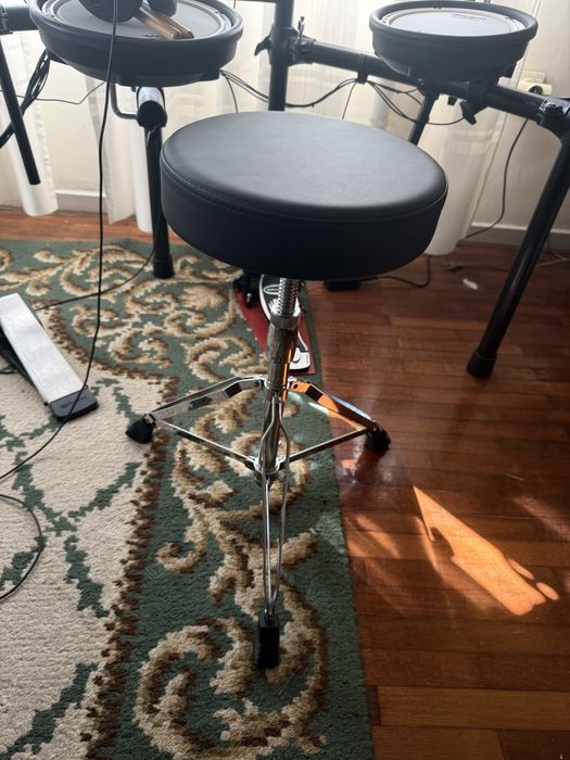 Bateria electrónica Roland TD-07 com pedal e banco