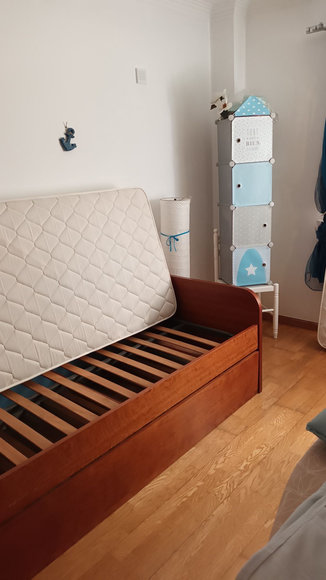 Cama individual dupla e 2 colchões