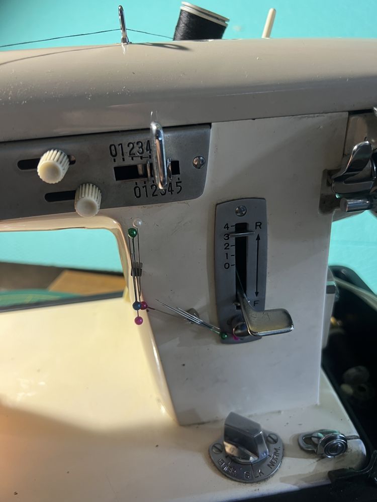 Maquina de custura a funcionar muito bem