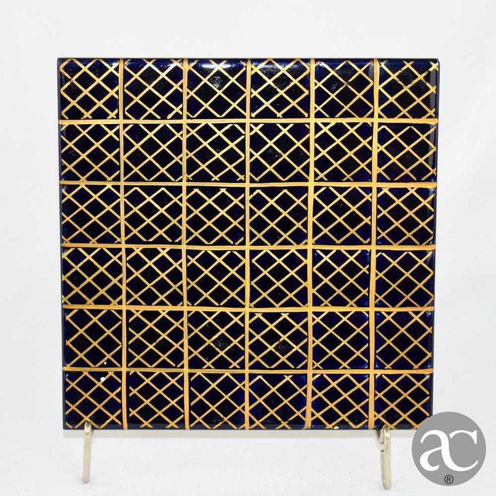 Azulejo ARTIBUS, com desenho de losangos em dourado e Azul-cobalto