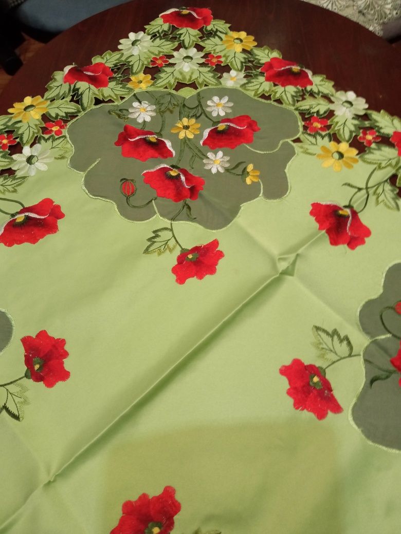 Obrus poliestrowy kwadratowy haftowany o boku 85 cm