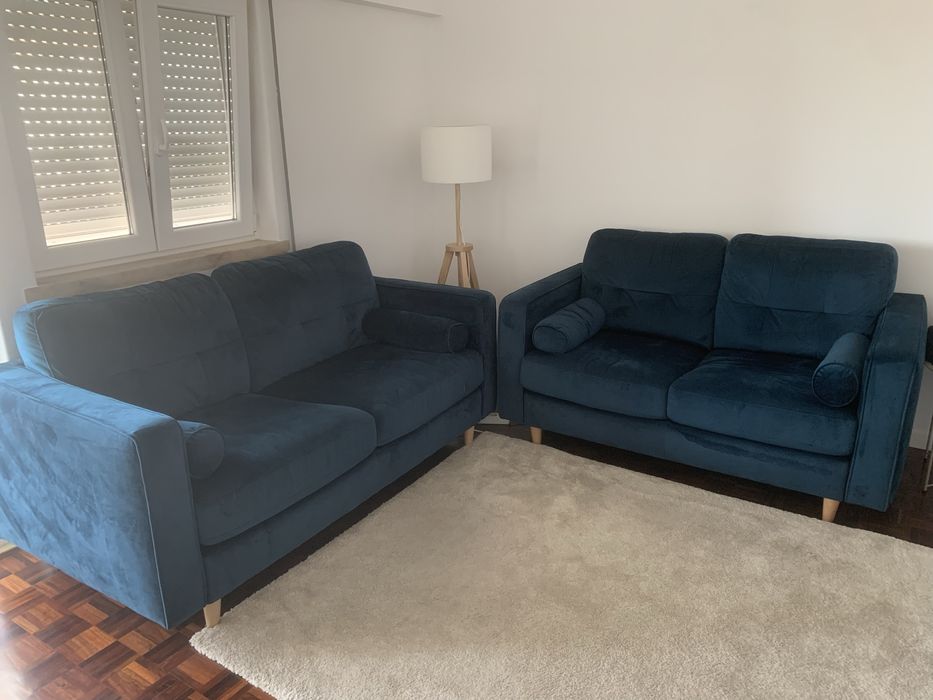 2 sofás veludo azul