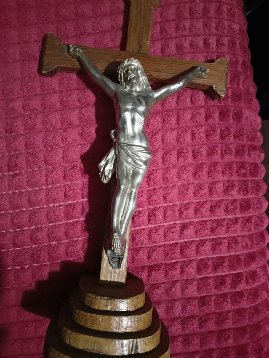 Stary krucyfiks na drewnianym krzyżu