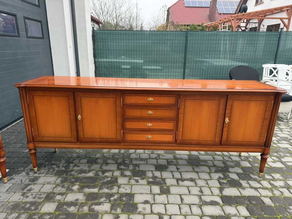 Zestaw mebli z drewna wiśniowego