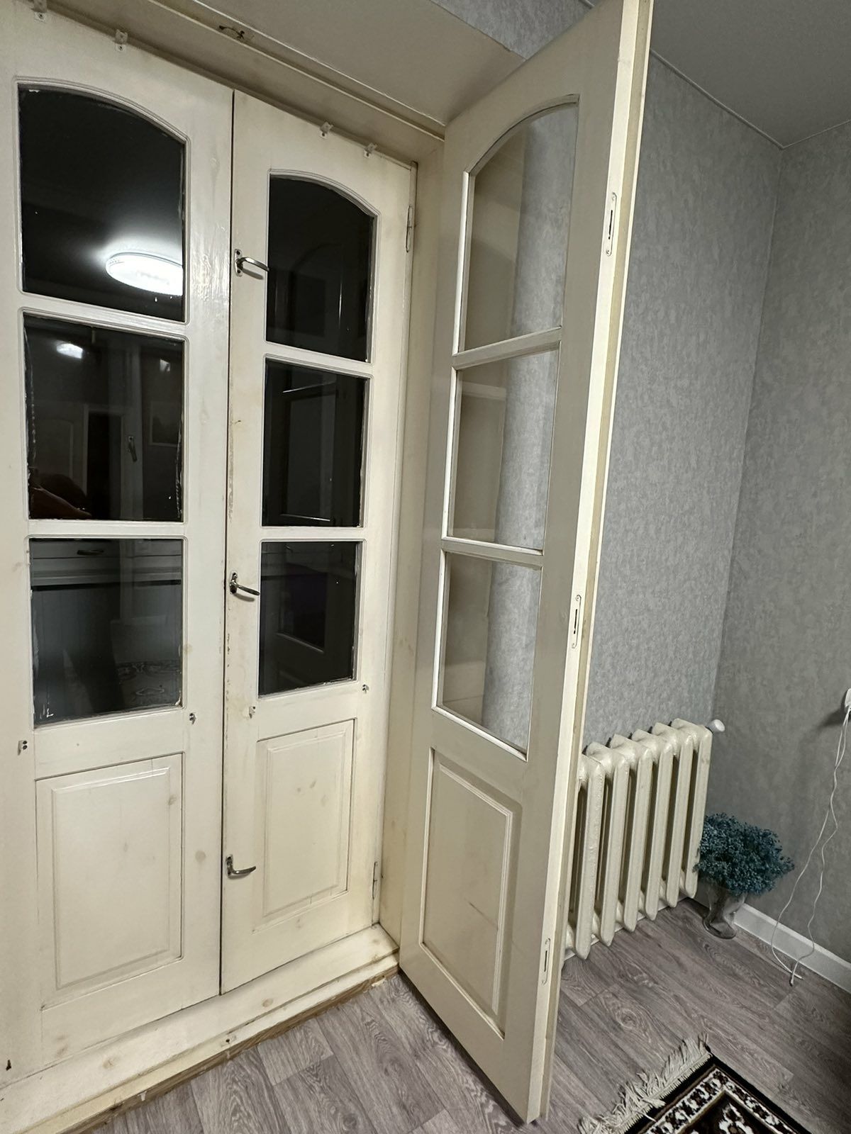 Срочно.Продам деревяые двери. За 8 полотен цена 1600