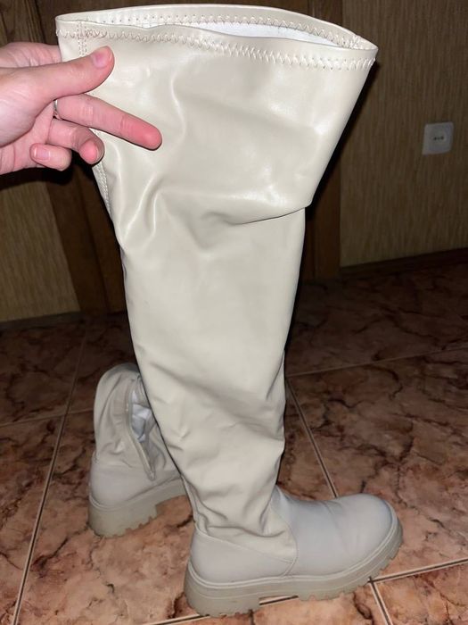 Довгі чоботи світлі