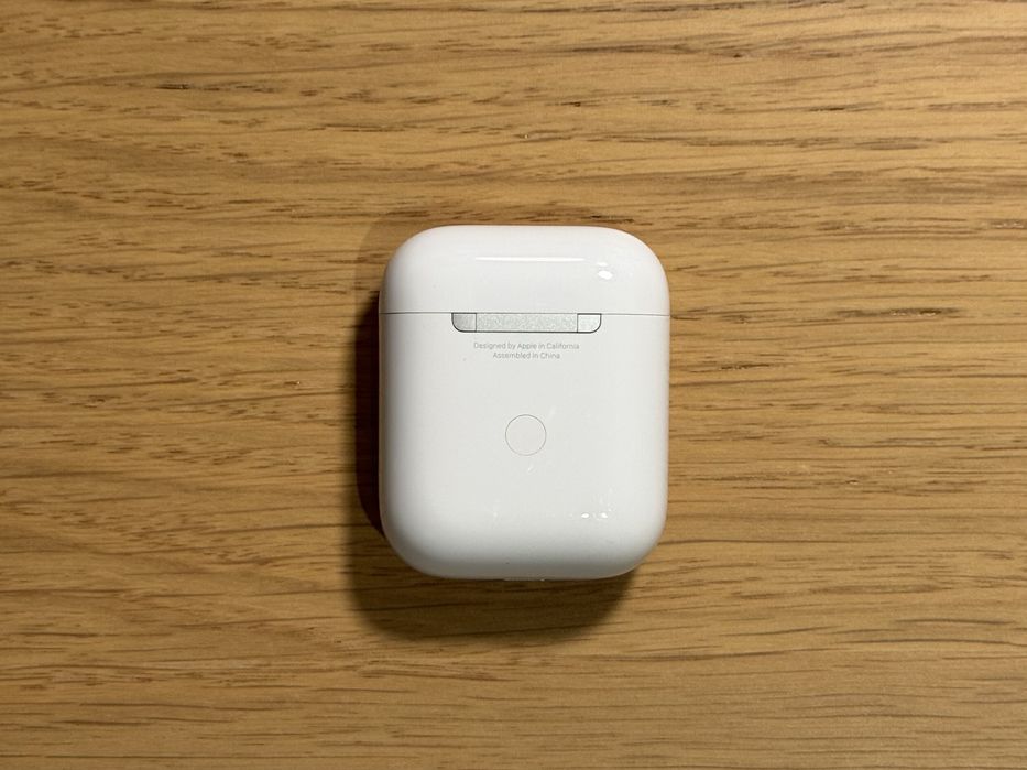 Słuchawki AirPods 2 z etui z ładowaniem indukcyjnym oraz z etui Elago
