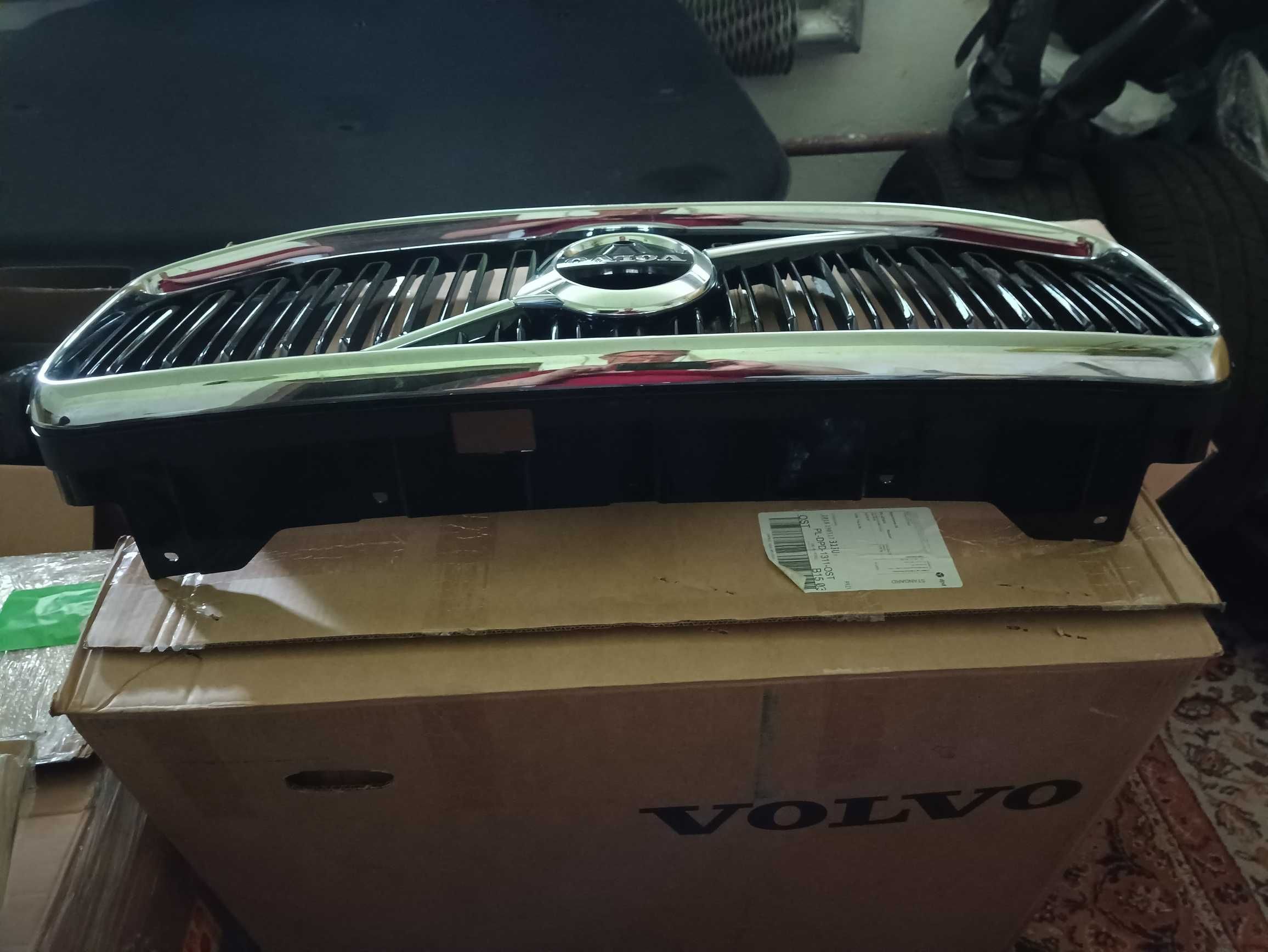 Grill atrapa osłona chłodnicy pod kamerę VOLVO XC60 II oryginalna