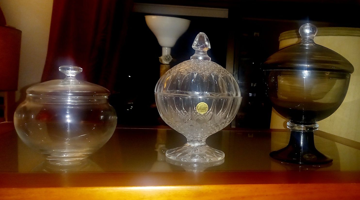Duas bomboneiras,uma de Cristal D'Arque,25 cm,e outra depósito da Mari