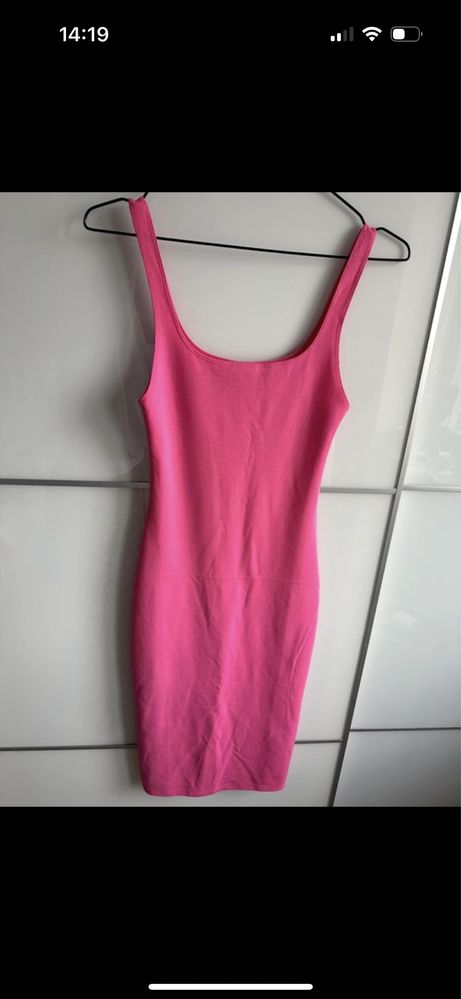 Różowa taliowana sukienka na ramiączkach Zara
