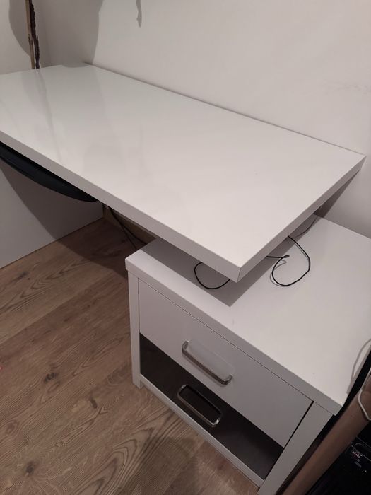 Biurko pokojowe podwietlane z szufladami