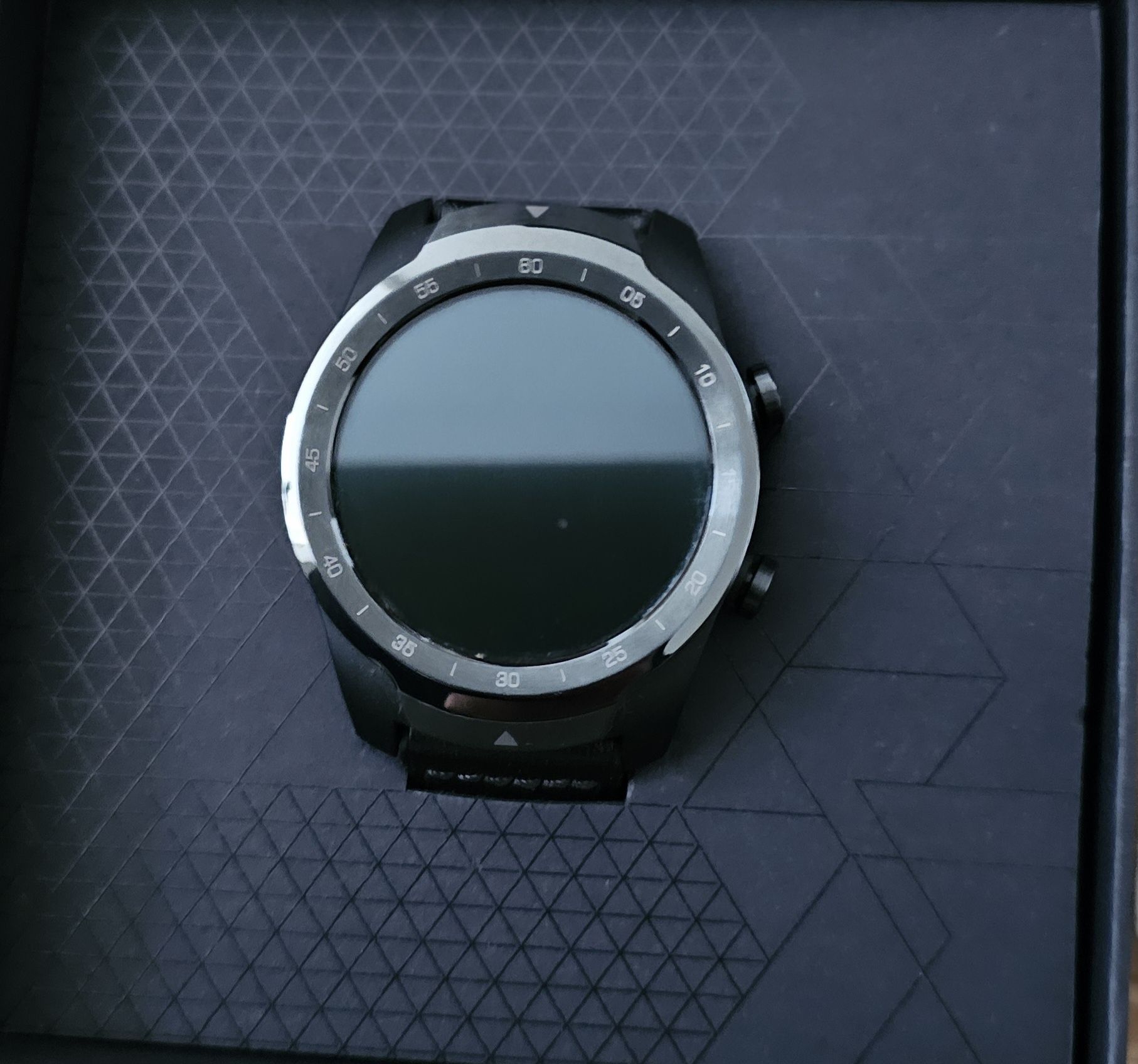 Smartwatch TicWatch Pro. Apenas ligado para testar.