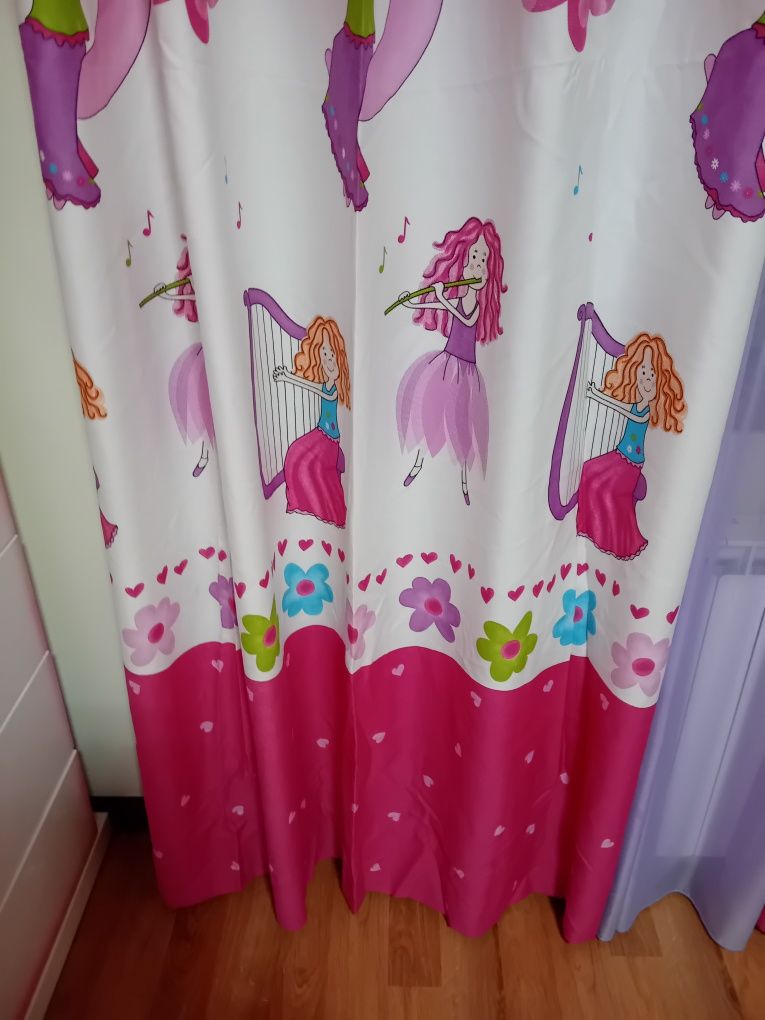 Vendo edredão almofadas, cortinas quarto e candieiro de teto.  menina