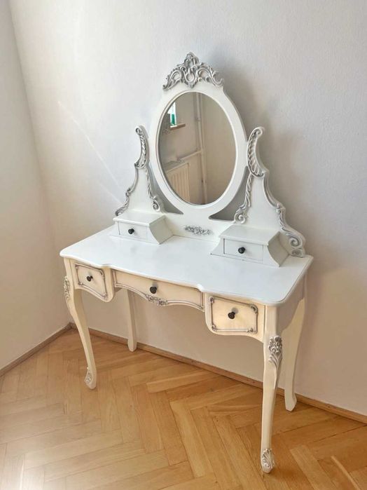 Toaletka z naturalnego drewna po renowacji Vintage