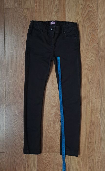 Черные джинсы и футболка с длинным рукавом для девочки