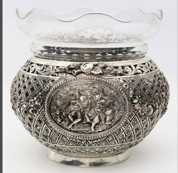Wazon że srebra bogato zdobiony z reliefem rocaille